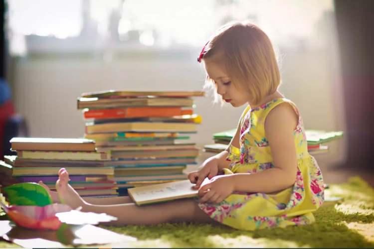 <p><span style="color:#800000"><strong>Yoğun ders temposundan çıkıp iki haftalık bir dinlenme sürecine giren çocuklarınız için eğitici ve bir o kadar da öğretici çocuk kitaplarını sizler için derledik. İşte sömestr tatilinde çocuklarınıza okutabileceğiniz 5 kitap önerisi! </strong></span><a href="https://www.yasemin.com/"><span style="color:#FFFFFF"><strong>(Yasemin.com)</strong></span></a></p>

