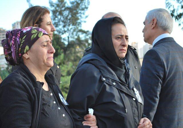 <p><span style="color:#800080"><strong>Törenin açılışında Tolga Güleryüz'ün annesi </strong></span><span style="color:#B22222"><strong>Medine Güleryüz</strong></span><span style="color:#800080"><strong>'ün yazdığı mektubun okunmasıyla duygusal anlar yaşandı. Ardından konuşmak için söz alan </strong></span><span style="color:#B22222"><strong>Çiğli Belediye Başkanı Utku Gümrükçü</strong></span><span style="color:#800080"><strong>, </strong></span><span style="color:#B22222"><strong>"Bugün hepimiz için farklı ve duygu dolu bir gün... Birkaç ay önce elim bir trafik kazasında kaybettiğimiz, sanata gönül vermiş idealist bir genç kardeşimiz anısına bir araya geldik. Tolga Güleryüz, sanat aşığı ve Çiğlili bir hemşehrimiz ama daha önce tanışma fırsatı bulamadığımız ancak tanısak çok seveceğimiz, Çiğli’de yaşadığını bilmediğimiz, oyununa gitmediğimiz bir kardeşimiz. Ancak şunu herkes bilsin ki; ailesi ailemiz, dostları dostlarımız, ustaları ustalarımızdır. Tiyatro insana insanı insanla anlatmaktır. Çiğli Belediyesi olarak Tolga gibi gençlerimizin toplumumuzda daha çoğalması adına hizmet ve projeler üretiyoruz. Ülkemizi daha aydınlık günlere Tolga gibi bilime ve sanata gönül vermiş gençlerimiz taşıyacak. Bizlerde her daim destekçileri olmaya devam edeceğiz"</strong></span><span style="color:#800080"><strong> ifadelerine yer verdi.</strong></span></p>