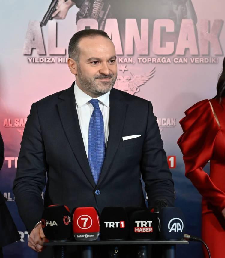 <p><span style="color:#4B0082"><strong>TRT Genel Müdürü Mehmet Zahid Sobacı ise konuşmasında </strong></span><span style="color:#2F4F4F"><strong>"Mehmetçiğin vatan mücadelesini hakkıyla ekrana yansıtabilmek için aslında bu dizimiz üstüne bu kadar titrediğimiz en yoğun ve titizlikle çalıştığımız projemiz. Elbette askerimizin gücünü sahadaki varlığını kahramanlığını, cesaretini tek bir filme veya diziye sığdırabilmek mümkün değil. Savunma bakanlığımızın da verdiği güçlü destek ile biz Mehmetçiğe yakışır bir hikayeyi ortaya koyduğumuzu düşünüyoruz. Zaten bugün Türkiye aslında FETÖ, PKK, DEAŞ, DHKP-C'ye kadar birçok kanlı terör örgütüne, hainle ve bunların işbirlikçileriyle eşzamanlı olarak mücadele eden tek devlet. Bu mücadelede özellikle savunma sanayi alanında gerçekleştirdiğimiz hızlı yükseliş ve teknolojik ilerlemeyle, milyonların duasıyla, askerimizin karada, havada ve denizdeki güçlü varlığıyla büyük başarılar elde edildi. Nihayetinde dizimizin fragmanında da ifade ettiğimiz gibi aslında bu başarının arkasında birileri var. Bu toprak parçasını vatana dönüştürmek için canını feda eden şehadet, şehitlik makamına gözü kapalı koşan birileri var. </strong></span></p>