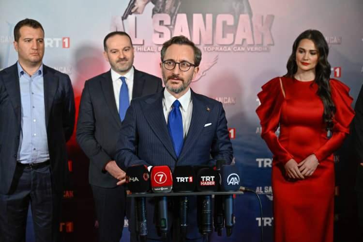 <p><span style="color:#000000"><strong>TRT 1'in merakla beklenen yeni dizisi "Al Sancak", ilk bölümüyle dün akşam izleyiciyle buluştu. Türk televizyon tarihinin iddialı projelerinden olan dizinin ilk bölüm izlemesine katılan Cumhurbaşkanlığı İletişim Başkanı Fahrettin Altun "Türkiye'nin yaşadığı dönüşüm ve başarı hikayelerinin popüler kültürün diliyle, edebiyatın diliyle anlatılması ve geniş kitlelere çok uzun vadede hatırda kalacak şekilde işlenmesi son derece değerlidir" ifadelerini kullandı. </strong></span></p>