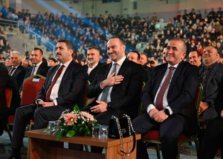 <p><span style="color:#2F4F4F"><strong>Başımızı dik tutmaya vesile olmayı sağlayan birileri var. Dolayısıyla eğer hakiki bir kahramanlık hikayesi çıkacaksa, yazılacaksa mutlaka bu milletten ve bu topraktan çıkacak demektir. Aslında bizim yaptığımız işte bu kahramanlık hikayesini ekranlara layıkıyla taşımaya çalışmaktı. Alsancak dizimiz Türkiye'de olduğu kadar dünyada da geniş kitlelere ulaşacaktır. Çünkü TRT dizileri bugün 100'den fazla ülkeye ulaşmış durumda 45'ten fazla farklı dillerde izleyici ile buluşur noktada. Şehitlerimizi de buradan rahmet ve minnetle yad etmek isterim" dedi.</strong></span></p>