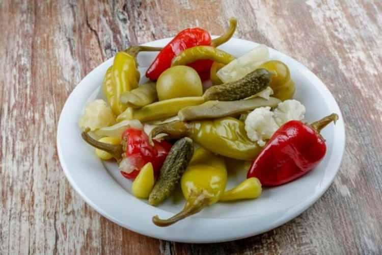 <p><span style="color:#000000"><strong>TURŞUYU T&Uuml;KETİRKEN DİKKAT!</strong></span></p>

<p><span style="color:#B22222"><strong>Uzman Diyetisyen Ece &Ouml;neş son olarak "Turşunun sağlığa yararları olduk&ccedil;a fazladır ancak tuzlu bir besin olduğu ve sodyum i&ccedil;eriğinin y&uuml;ksek olduğu unutulmamalıdır. &Ouml;rneğin beyaz lahananın 100 gramında 12 mg sodyum bulunurken 100 gram lahana turşusunda yaklaşık 300 mg sodyum bulunmaktadır. Bu nedenle eğer hipertansiyon hastasıysanız, herhangi bir kalp-damar hastalığınız varsa, kronik b&ouml;brek yetmezliği hastasıysanız, sık sık &ouml;dem problemleri yaşıyorsanız veya mide problemleriniz varsa turşunun sık t&uuml;ketilmesi size yarar sağlamadığı gibi zarar verecektir" dedi.</strong></span></p>
