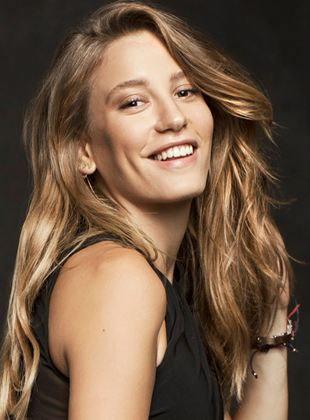 <p><span style="color:#B22222"><strong>SERENAY SARIKAYA</strong></span></p>
<p><span style="color:#B22222"><strong>8 yıl</strong></span><span style="color:#800080"><strong> sonra yeniden televizyon izleyicisiyle buluşmaya hazırlanan başarılı oyuncu </strong></span><span style="color:#B22222"><strong>Serenay Sarıkaya</strong></span><span style="color:#800080"><strong> ise </strong></span><span style="color:#B22222"><strong>2023 </strong></span><span style="color:#800080"><strong>yılında reklam filminde yer almak için </strong></span><span style="color:#B22222"><strong>15 milyon TL</strong></span><span style="color:#800080"><strong> talep ediyor.</strong></span></p>