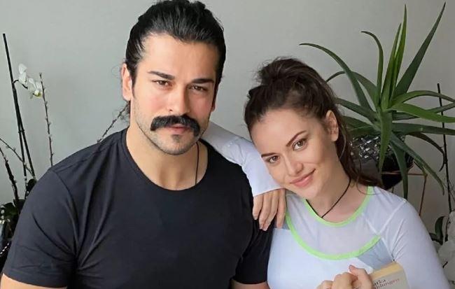 <p><span style="color:#B22222"><strong>FAHRİYE EVCEN - BURAK ÖZÇİVİT</strong></span></p>

<p><span style="color:#800080"><strong>Geçtiğimiz günlerde ikinci çocukları</strong></span><span style="color:#B22222"><strong> Kerem</strong></span><span style="color:#800080"><strong>'i kucaklarına alan </strong></span><span style="color:#B22222"><strong>Fahriye Evcen - Burak Özçivit</strong></span><span style="color:#800080"><strong> çifti ise reklamların aranan yüzlerinden biri. Mutlu evlilikleriyle magazin dünyasının gözde çiftlerinden olan ikili bir reklam filminde </strong></span> <span style="color:#800080"><strong>birlikte</strong></span><span style="color:#800080"><strong> yer almak için tam 1</strong></span><span style="color:#B22222"><strong> milyon dolar</strong></span><span style="color:#800080"><strong> yani </strong></span><span style="color:#B22222"><strong>18 milyon TL </strong></span><span style="color:#800080"><strong>isteyerek zirvede yer alıyor. </strong></span></p>
