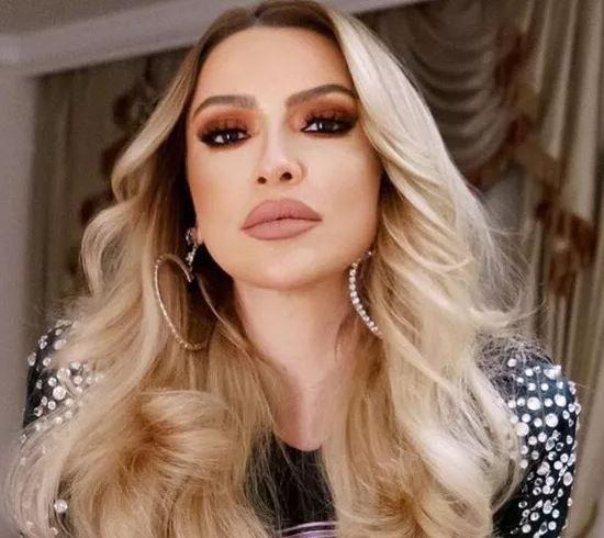 <p><span style="color:#B22222"><strong>HADİSE</strong></span></p>

<p><span style="color:#800080"><strong>Mehmet Dinçerler ile yaşadığı olaylı boşanma süreciyle son dönemlerde sık sık gündeme gelen başarılı şarkıcı </strong></span><span style="color:#B22222"><strong>Hadise,</strong></span><span style="color:#800080"><strong> konserlerinden ortalama</strong></span><span style="color:#B22222"><strong> 500 bin TL</strong></span><span style="color:#800080"><strong> kazanıyor. Ünlü şarkıcı reklam filmlerinde yer almak için ise</strong></span><span style="color:#B22222"><strong> 10 milyon TL</strong></span><span style="color:#800080"><strong> istiyor. </strong></span></p>
