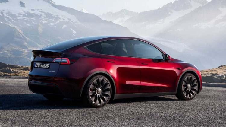 <p>2022'de Türkiye'de bir şirket kuran Tesla'nın, otoyollara kendi şarj istasyonlarını yerleştirmeye başladığını da belirtelim. Tesla'nın ilk etapta Model 3 ve Model Y otomobillerini Türk tüketicinin beğenisine sunma ihtimali daha kuvvetli.</p>
