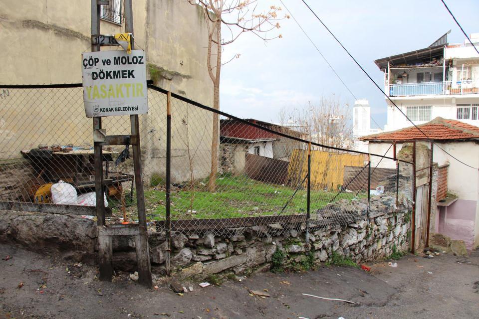 <p> Halen ayakta olan ve tamir bekleyen çeşmeler bulunuyor. Ali Reis Mahallesi, adını mescitten alıyor. Bu bölgedeki diğer mahalle adları da cami isimlerinden geliyor. Faik Paşa Mahallesi, Selahaddin Zade Mahallesi, Hatuniye Mahallesi de camilerden adını alıyor. </p>