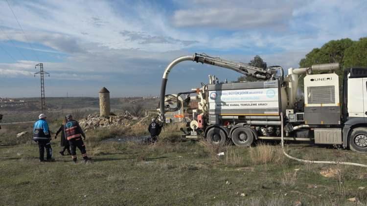 <p><strong>ŞU ANA KADAR BİR İZE RASTLANMADI</strong></p>
<p> </p>
<p>Koca M.K.'nin 2 yıldır bahçıvan olarak çalıştığı otelin fosseptik çukurunda da iş makinesiyle yapılan kazı çalışmasında şu ana kadar genç kadına dair bir ize rastlanılmadığı öğrenildi. Ekiplerin bölgedeki kuyu ve kanalizasyon hatlarındaki çalışmaları devam ediyor. </p>