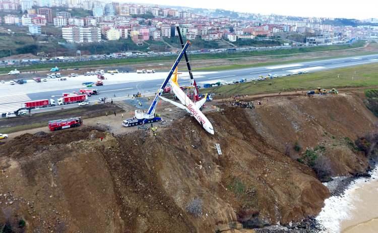 <p>‘UÇAK YAVAŞLAMAYINCA, BİRİNCİ PİLOT DEVRALDI'</p>

<p>İkinci Pilot İrfan Yavuz ise, "Havalimanına normal iniş hızında teker koyduk. Uçağın inişini ikinci kaptan olarak gerçekleştirdim. Uçak iniş pistinde ilerlerken yavaşlamayarak devam etti. Sonra prosedür gereği birinci kaptan uçağı devraldı. Ancak uçak durmadı, zeminin ıslak oluşu nedeniyle uçak soldan pistin dışına çıktı. Toprakta bir süre sürüklenen uçak yamaçta durdu. Sağ motor, zemine çarpması sonucu denize yuvarlandı. Uçak tamamen durduktan sonra birinci kaptan motorları susturmak için kuleden yardım talep etti. Kısa sürede yardım ekipleri gelerek, kabin görevlilerinin de yardımlarıyla, yolcuların tahliyesini, 2 acil tahliye kaydıraklarından sağladılar. Uçaktan en son olarak ben ayrıldım" ifadelerini kullandı. </p>
