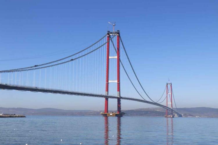 <p>1915 ÇANAKKALE KÖPRÜSÜ: Malkara-Çanakkale Otoyolu ve 1915 Çanakkale Köprüsü ekonomiye 2.8 milyar dolar GSYH, 6.1 milyar dolar üretim, 528.8 milyon dolar ihracat, 132.5 milyon dolar vergi geliri ve yıllık ortalama 22,6 bin kişi istihdam sağladı. Toplumsal refaha toplam 23.5 milyon dolar tasarruf katkısında bulundu.</p>
<p> </p>