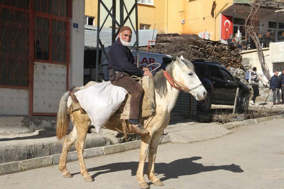 <p>Sıcak havayı fırsat bilen vatandaşlar kendilerini bahçe ve çay ocaklarına attı. Güzel havanın tadını çıkardıklarını ifade eden vatandaşlar, ağaçların güzel havaya aldanıp çiçek açmasından endişeli.</p>