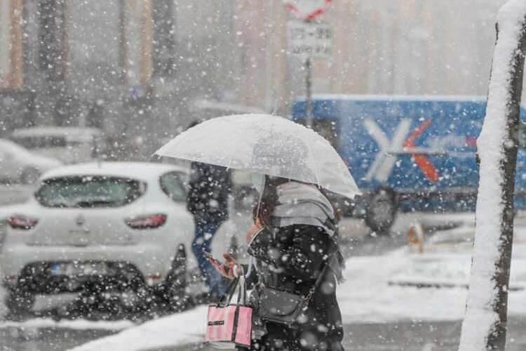 <p><strong>METEOROLOJİ'DEN 50 İLE KAR UYARISI</strong></p>

<p>Meteoroloji pazar ve pazartesi olmak üzere kar yağışı beklenen 50 şehri tek tek açıklarken Meteoroloji uzmanı Kerem Ökten de tüm Türkiye'yi etkisi altına alması beklenen kar yağışı ile ilgili önemli açıklamalarda bulundu.</p>
