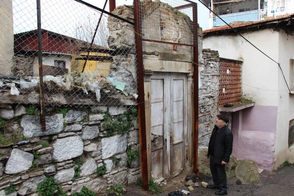 <p>Kent gözlemcisi Orhan Beşikçi'nin girişimiyle kitabesi korumaya alınan mescit için önce projeler hazırlanacak ardından Koruma Kurulu'ndan gelen onay ile rekonstrüksiyonu planlanacak. Beşikçi, "Mescidin kitabesi, tamir kitabesidir. İmam-ı Rasih Efendi himmetinde restore edildiğini yazan bir kitabedir" dedi.</p>

<p> </p>
