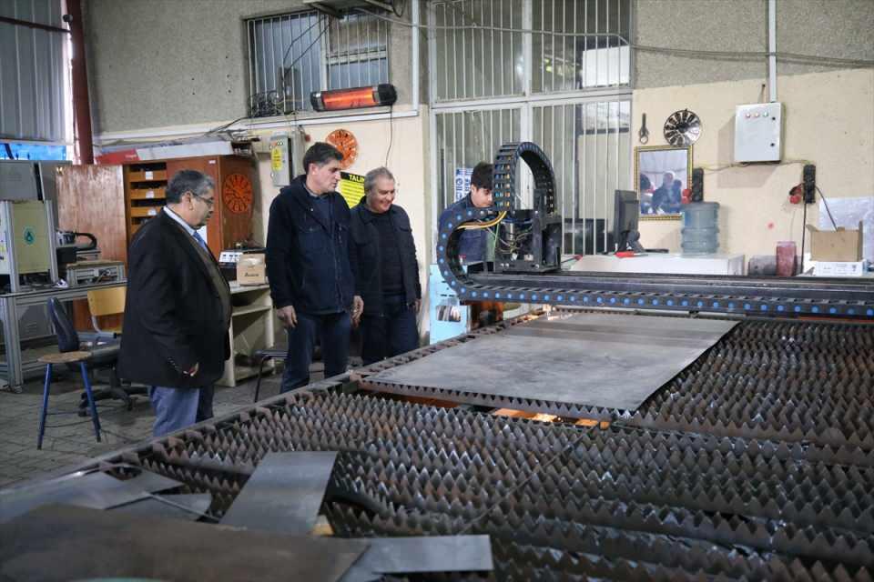 <p>Okulda döner sermaye kapsamında çeşitli üretimler gerçekleştirdiklerini aktaran Yıldırım, geçen yılı verimli geçirdiklerini dile getirdi.</p>
<p> </p>