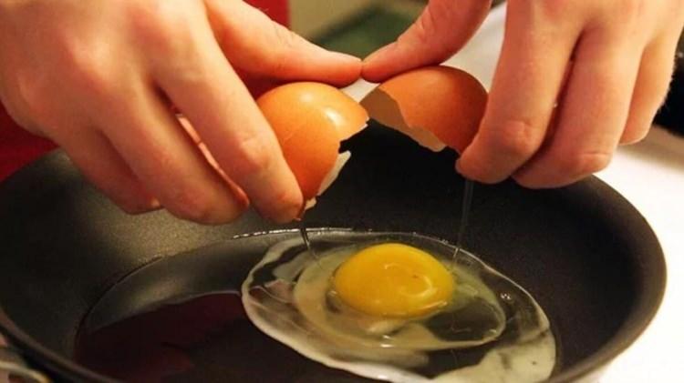 <p><strong>Bir yumurtanın kabuğunun rengi sağlıklı olup olmamasıyla ilgili değil sadece kabuktaki pigmentiyle ilgilidir. </strong></p>