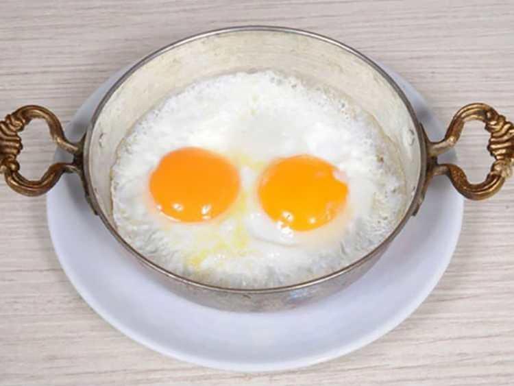 <p><strong>Yumurtanın daha sağlıklı olmasını etkileyen faktörlerde tavuğun yetiştirilme ortamı çok önemlidir. Uzmanlar tavuğun yediği yemin türünün yumurtaların besin içeriğini etkileyebileceğini savunuyor. </strong></p>