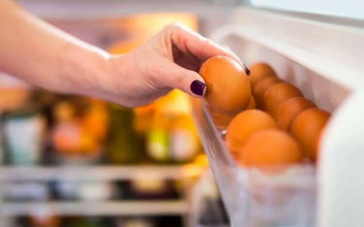 <p><strong>En temel gıdalardan biri olan yumurta içerdiği protein bakımından en sağlıklı besinlerden biridir. Hem doyurucu hem de lezzetli olan yumurtayı satın alırken rengine dikkat ederek alan birçok kişi var. Peki marketlerde beyaz ve kahverengi olarak satılan yumurtalarda fark var mı? </strong></p>

