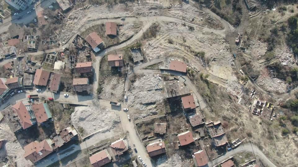 <p>Karabük Belediyesi tarafından Soğuksu Mahallesinde başlatılan kentsel dönüşüm projesi çerçevesinde çalışmalar sürüyor. Bölgede, tahliye edilen binaların yıkımına devam edilirken evini tam olarak boşaltmayan vatandaşlarda ihtiyacı olan eşyalarını taşımaya başladı. </p>
