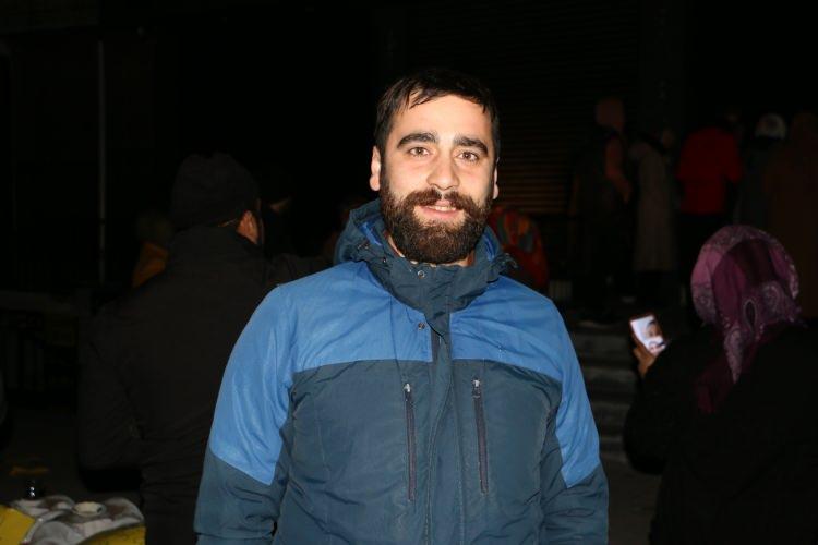 <div>“Kampanyadan kimsenin haberi yoktu. İndirim olduğu ağızdan ağza indirim olduğu dolaşırken herkes buraya akın etti. Kimi ayaklar altında ezildi, kimisi de içeride bayıldı. Milletin dağılması için elektriği kestiler ama çözüm olmadı. Ben bir şey almaya fırsat bulamadım.”</div>