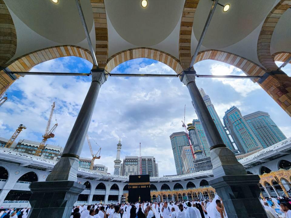 <p>Açık ve kapalı ibadet alanlarına sahip mescid, toplamda 400.800 metrekarelik bir alanı kaplamakta ve 820.000 kişilik kapasiteye sahip. Mescid-i Haram, yılın her günü dünyanın birçok yerinden gelen Müslümanlar tarafından ziyaret ediliyor.</p>
