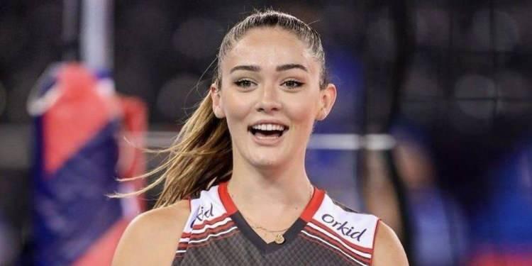 <p><span style="color:#800080"><strong>Hem güzelliğiyle hem de başarısıyla sık sık gündeme gelen ünlü voleybolcu bu sefer de kardeşleriyle gündemde.</strong></span></p>