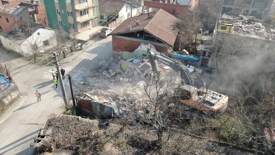 <p>İkinci etap çerçevesinde mahalleye 720 konutun yapıldığını belirten Karagöz, "Herkes oturuyor. Burada da her gün konuştuğum insanlarla fikir uyuşmazlığı oluyor. Ama tartışarak orta yolu buluyoruz. Ben buradaki evleri ne kadar uyguna yaptırıp mahalle sakinlerimi yormayacak bir şekilde ödeme planı çıkarırsak bu bizim için çok iyi olur. </p>