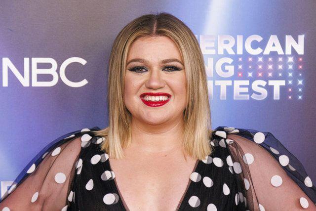 <p><span style="color:#800080"><strong>15. KELLY CLARKSON</strong></span></p>
<p> </p>