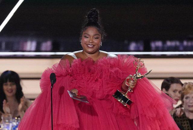 <p><span style="color:#800080"><strong>17. LIZZO</strong></span></p>
<p> </p>