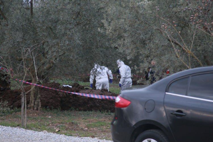 <p>SURİYE UYRUKLU KADIN 2 AY ÖNCE ÖLDÜRÜLMÜŞ; 4 GÖZALTI</p>
<p>BURSA'nın Orhangazi ilçesinde zeytinliğe getirilen hayvan gübresinin içinden çıkan cesedin, Suriye uyruklu bir kadına ait olduğu tespit edildi. Kadının 2 ay önce öldürüldüğü belirlenirken, olayla ilgili 4 kişi gözaltına alındı.</p>