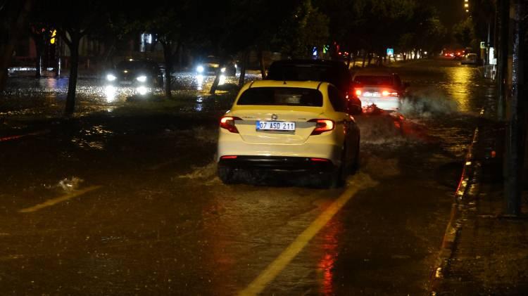 <p>- SON 24 SAATTEKİ FIRTINA VE YAĞIŞ MİKTARI</p>

<p> </p>

<p>Meteoroloji 4. Bölge Müdürlüğünden yapılan açıklamaya göre, son 24 saatte en yüksek rüzgar hızı saatte 153 kilometreyle Kemer Sığlık Feneri'nde kaydedildi. Rüzgar hızı Konyaaltı Yeni Liman'da saatte 100, Muratpaşa'da da 95 kilometreye ulaştı.</p>
