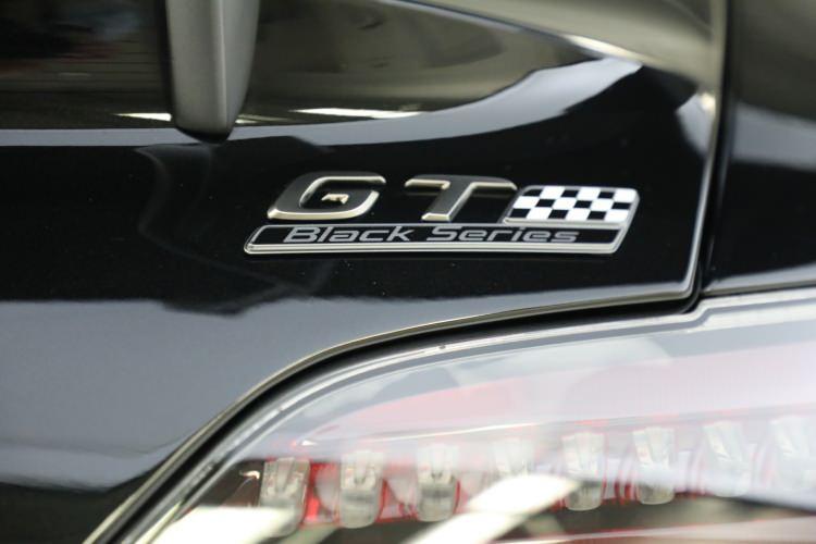 <p>Saatte 1.100 kg hava basabilen Biturbo desteği ile beraber Mercedes-AMG GT Black Series, 0-100 km/s hızlanmasını 3.2 saniyede tamamlarken 0-200 km/s hızlanması 9 saniyenin altında gerçekleşiyor.</p>

