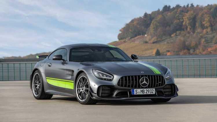 <p>Motor hacmi 3.982 cc</p>
<p>Maksimum güç <strong>730 BG</strong> (537 kW), 6.700-6.900 d/d</p>