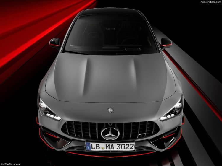 <p>Mercedes CLA'nın kaputu altındaki motorlarda da bazı değişiklikler yapılmış. 161 beygirlik 250 e hibrit modellerdeki elektrik motoru artık 107 hp (80 kW) güç üretiyor. Bu da öncekine göre 7 hp güç artışı anlamına geliyor. </p>
