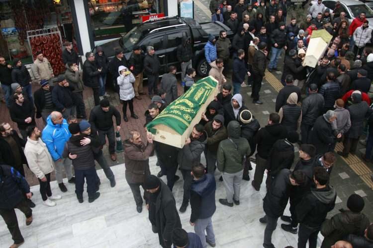 <p> Adli Tıp Kurumu'nda yapılan otopsinin ardından alınan cenazeler, Orhangazi ilçesinde bulunan Gazi Orhanbey Camisi'ne getirildi. </p>
