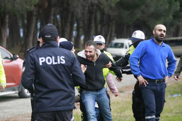<p><strong>MİRAS KAVGASINDA KAN AKITTI</strong></p>

<p> </p>

<p>Olay, Orhangazi ilçesi Gölyolu Çamlık mevkiinde meydana geldi. Edinilen bilgiye göre, Bingöl Genç İlçe Emniyet Müdürlüğü'ne bağlı Çevik Kuvvet Büro Amirliği'nde görevli polis memuru Adem Ergüner, izin alarak ailesinin yaşadığı Orhangazi ilçesine geldi. Adem Ergüner, daha önceden ailesiyle aralasında miras yüzünden husumet bulunurken yeniden tartışmaya başladı.</p>
