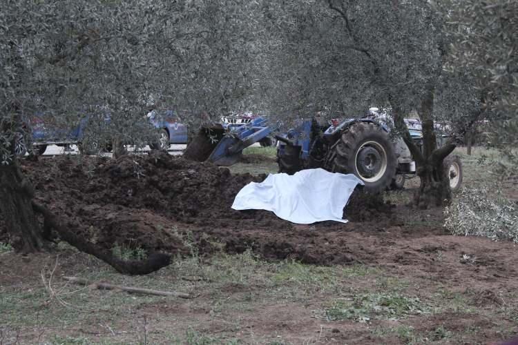 <p>Ekipler cinayet şüphesi nedeniyle geniş bir çalışma başlattı. </p>