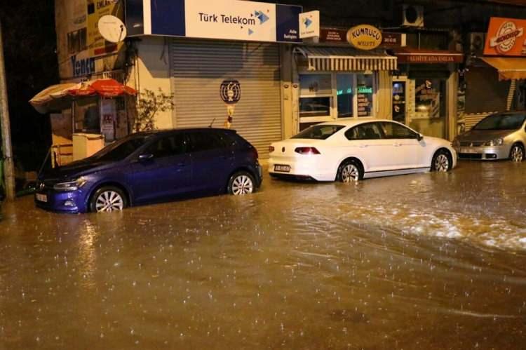 <p>İzmir'de etkili olan sağanak nedeniyle trafik kazaları ve su baskınları meydana geldi.<strong>​</strong></p>undefined