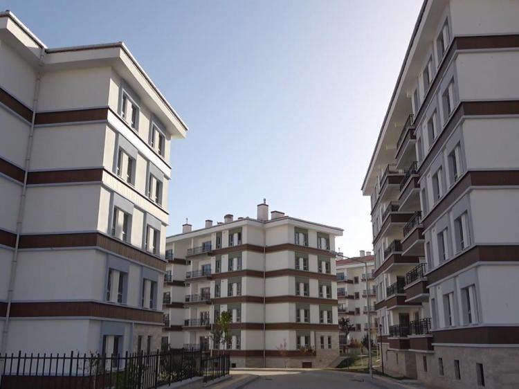 <p>"Hatta bazı müteahhit firmalar, kendilerine ait yönetim şirketleri kurarak, yaptıkları projelerdeki sitelere 10 yıllığına kendi sahip oldukları şirketi yönetici olarak atayabiliyorlar. </p>