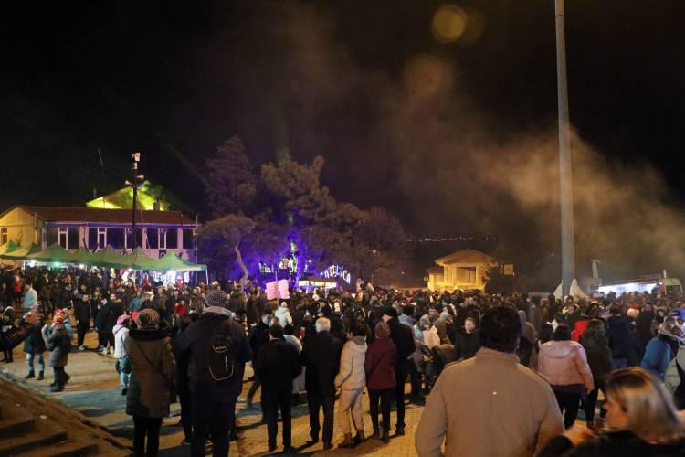 <p>Orta Çağ'dan kalma bir gelenek olduğu bilinen Bocuk kutlaması için çevre illerden ilçelerden yüzlerce kişi akşam saatlerinde Çamlıca köyüne geldi.</p>
