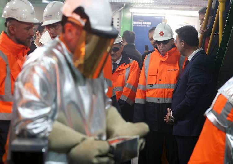 <p><em><strong>Daha düne kadar etrafındaki büyükşehirlerin gölgesinde kalan Bilecik'in, AK Parti iktidarlarının altyapı yatırımları sayesinde cazibe merkezine dönüştüğünü anlatan Dönmez, şöyle konuştu:</strong></em></p>
<p>"Özellikle doğal taş ve mermercilik başta olmak üzere madencilik sektörünün en büyük gelişimi gösterdiği şehirlerden biri oldu. Üretim, istihdam ve ihracat odaklı yeni ekonomik modelimizin çıktısı olarak geçtiğimiz yıl burada birçok fabrikamızın açılışını gerçekleştirmiştik. Bilecikli sanayi ve iş insanlarımızın bizlere gönderdiği her fabrika açılışı davetiyesi bizleri ziyadesiyle mutlu etti. Bilecik bugün artık daha fazla katma değerli ürün üreten, daha fazla istihdam sağlayan ve daha fazla ihracat yapan bir şehir haline geldi.</p>
<p> </p>