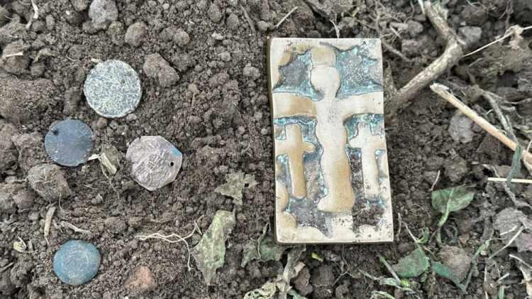 <p>Dünyaca ünlü tarihi şehir İznik’te tarlasında çalışma yapan çiftçi; 1500 yıllık Bizans dönemi hazinesine ait sikke ve üzerinde haç ve çocuk kabartmaları bulunan parça buldu.</p>
