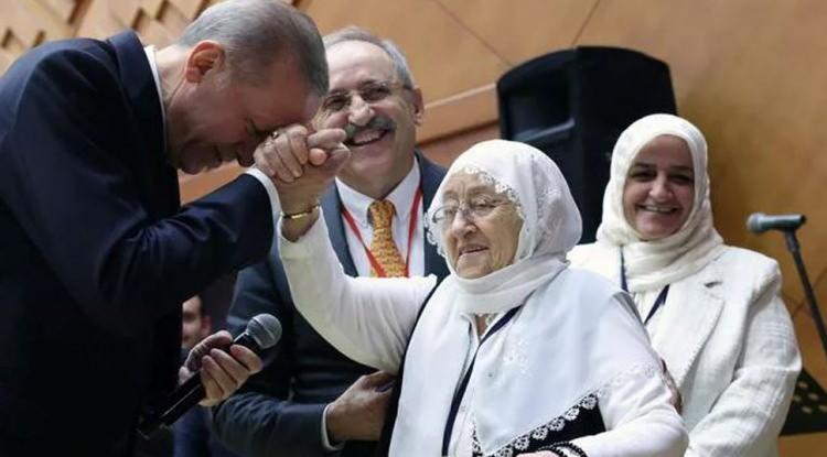 <p><span style="color:#FF0000"><strong>Kültür ve Turizm Bakanlığı Özel Ödülleri Töreni’ne katılan Başkan Erdoğan'ın 88 yaşındaki Alime Yavuz ile "kete" diyaloğu geceye damga vurdu. Alime Yavuz'un övgü dolu sözleri karşısında mutluluk duyan Başkan Erdoğan, Alime Teyze'nin elini öptü. </strong></span></p>
