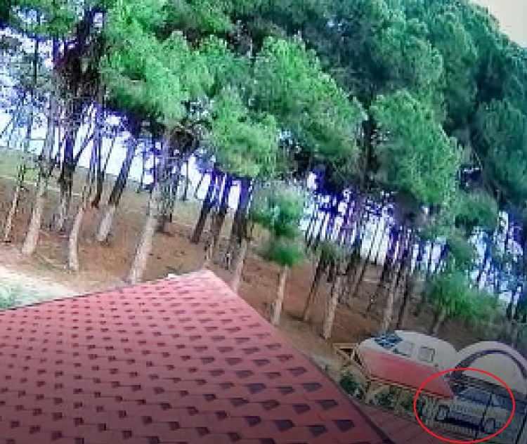 <p><strong>AİLESİNİ KATLETTİ</strong></p>

<p>Tartışma kısa sürede büyürken Adem Ergüner beylik tabancasıyla annesi Bedriye Ergüner, abisi Remzi Ergüner, eşi Fatma Ergüner ve diğer abisi Mehmet Ergüner'i tabancayla vurarak yaraladı. Adem Ergüner olay yerinden kaçarken sesleri duyan vatandaşlar durumu polis ve sağlık ekiplerine bildirdi.</p>
