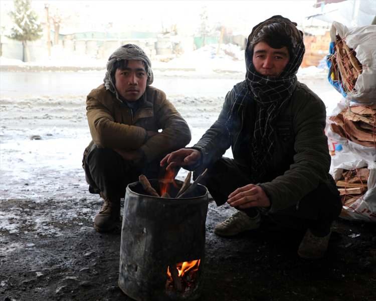 <p>Öte yandan ağır kış koşulları ekonomiyi de olumsuz etkiliyor. Taliban yönetiminin Tarım, Sulama ve Hayvancılık Bakanlığı Sözcüsü Mubahiddin Mustain basına yaptığı açıklamada, 20 vilayette 129 bini koyun ve keçi olmak üzere yaklaşık 260 bin küçük ve büyükbaş hayvanın telef olduğunu bildirdi.</p>
