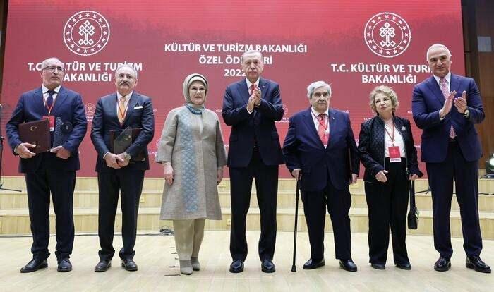 <p><span style="color:#000000"><strong>Ödül takdimi esnasında Kenan Yavuz'un annesi Alime Yavuz ile Başkan Erdoğan arasındaki diyalog dikkat çekti. </strong></span></p>