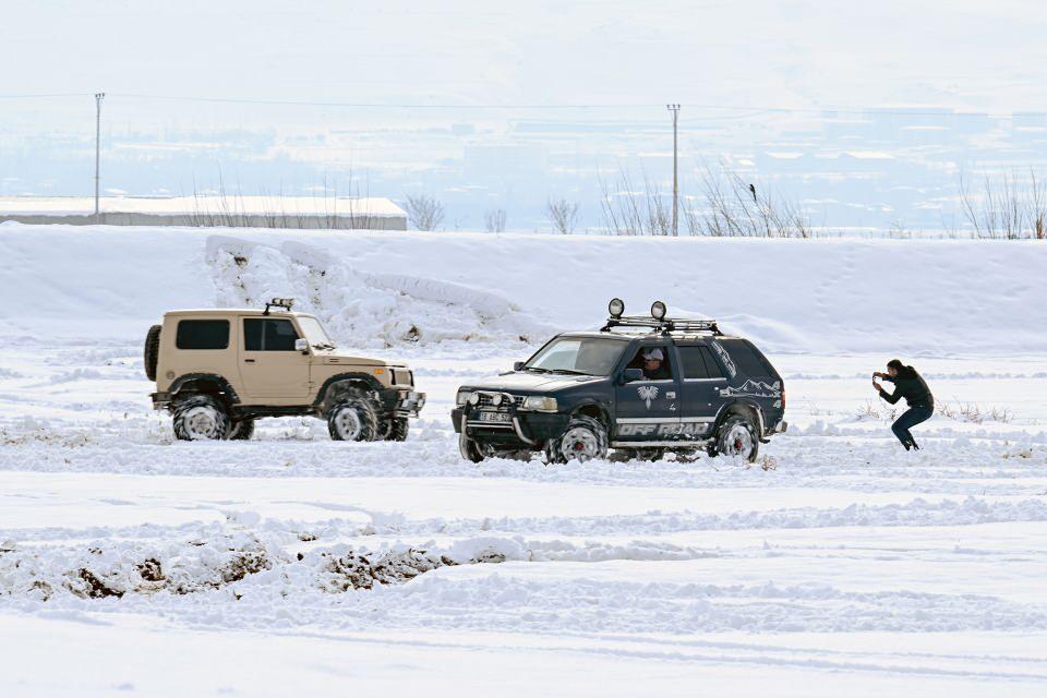 <p>Van'da adrenalin tutkunu grup, kar yağışı sonrası arazi araçlarıyla off-road yaparak eğlendi.</p>

<p> </p>
