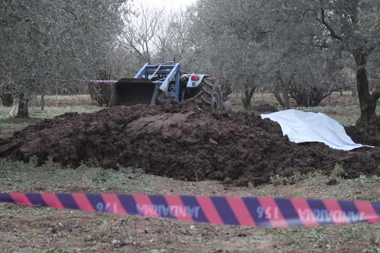 <p>İl Jandarma Komutanlığı ekipleri, başlatılan soruşturma kapsamında Bursa’da 4 kişiyi gözaltına aldı. Gübrenin temin edildiği çiftliğin sahibi de ifadesine başvurulmak üzere Orhangazi İlçe Jandarma Komutanlığı'na getirildi.</p>