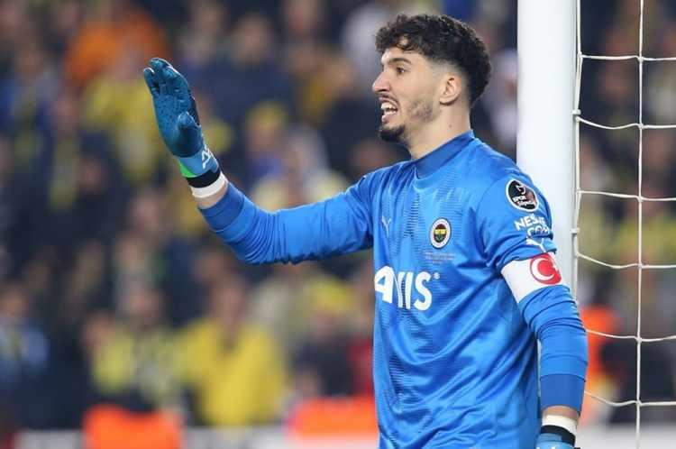 <p>Fenerbahçe, sözleşmesi sezon sonunda bitecek Altay Bayındır'la yeni kontrat için her konuda anlaşma sağladı. 24 yaşındaki oyuncu, yıllık 20 milyon TL' nin üzerinde bir ücret alacak. | AKŞAM</p>
