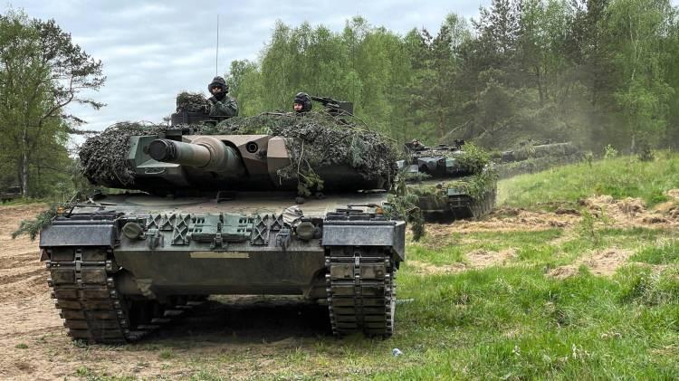 <p>Savunma ve Güvenlik Araştırmacısı Arda Mevlütoğlu'nun AA'ya verdiği bilgilere göre, Ukrayna'nın elinde T-62, T-72, T-80 ve T-84 ana muhabere tank modelleri bulunuyor. Açık kaynaklara göre, 2022 başı itibarıyla Ukrayna'nın toplam faal tank sayısı 860 civarındayken, depolananların sayısı 1200’den fazlaydı.</p> <p>Ancak bu tankların ve yaklaşık 2 bin 500 zırhlı personel taşıyıcı ve zırhlı muharebe aracının önemli bir kısmı savaş sırasında tahrip oldu.</p> 