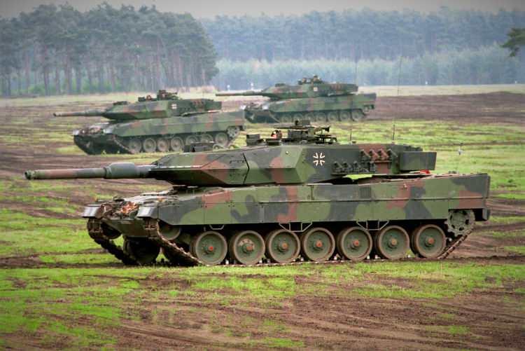<p><strong>UZMANLARDAN LEOPARD 2 VE M1 ABRAMS TANKI YORUMU</strong></p>

<p> </p>

<p>Uzmanlara göre, Ukrayna'nın savaşta fark oluşturması için en az 100 adet Leopard 2'ye ihtiyacı var. Ukrayna ise en az 300 adet modern tank talep ediyor.<a href="https://www.ahaber.com.tr/galeri/dunya/abdnin-ukraynaya-verecegi-abrams-tanklari-ve-ozellikleri-neler-rusya-ukrayna-savasinin-seyrini-degistirir-mi/11">.</a></p>
